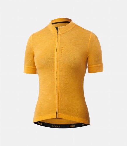 women-cycling-jersey-merino-goldenyellow-essential-front-pedaled.jpg