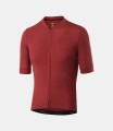 men-cycling-jersey-merino-sundriedtomato-essential-front-pedaled.jpg