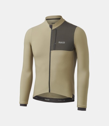 men-cycling-cargo-long-sleeve-jersey-beige-odyssey-reflective-front-pedaled.jpeg