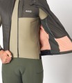 men-cycling-insulated-vest-grey-odyssey-polartec-detail-pedaled.jpeg