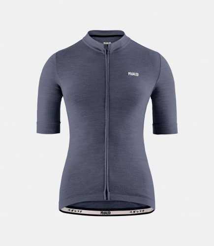 women-cycling-jersey-merino-navy-essential-front-pedaled.jpeg