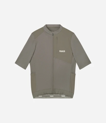 men-merino-jersey-grey-odyssey-front-pedaled_ce96ea04-b072-4106-9625-41cc9f644f6a.webp