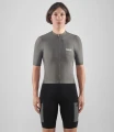 women-cycling-cargo-jersey-dark-grey-odyssey-total-body-front-pedaled.webp