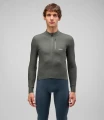 27WJSOD24PE_02_men-cycling-cargo-adventure-jersey-long-sleeve-charcoal-grey-odyssey-total-body-front-pedaled.webp